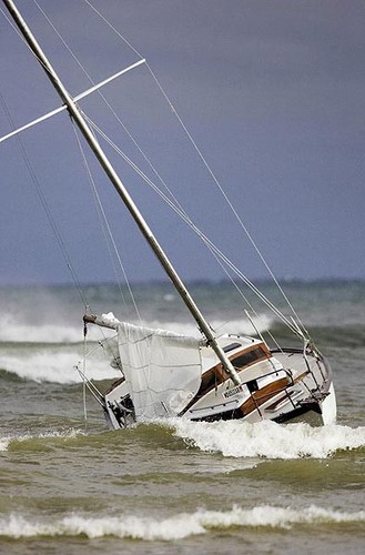 Some yachts ended up onshore through faulty navigation ©  SW